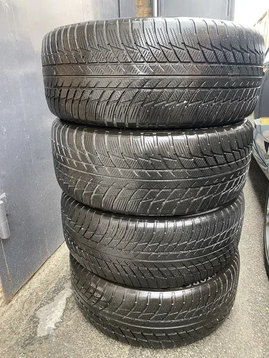 225/50 R18 Bridgestone Blizzak LM 21г комплект шин зимних.