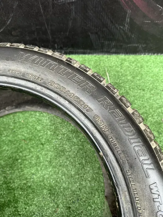 235/45 R17 Bridgestone пара шин всесезонных.
