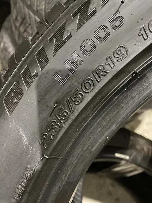 235/50 R19 Bridgestone Blizzak 22г, пара шин зимних.