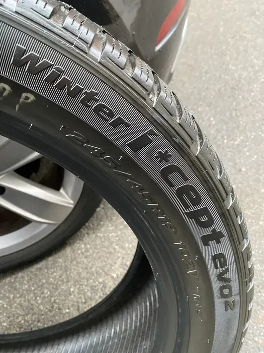 245/45 R19 Hankook i cept evo 19г пара шин зимних.
