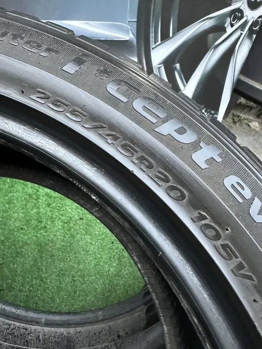 255/45 R20 Hankook i cept evo 2 пара шин зимних.