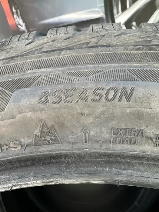 235/45 R17 Kumho Solus 22г комплект всесезонных шин.