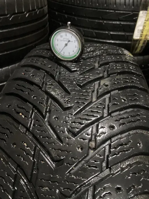 235/65 R17 Nokian Hakkapelitta 8 пара шин зимних.