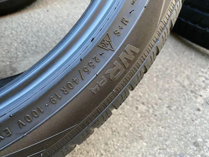 255/40 R19 Nokian WR пара шин зимних.