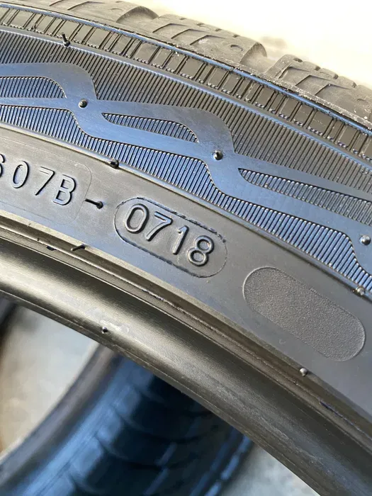 255/40 R19 Nokian WR пара шин зимних.