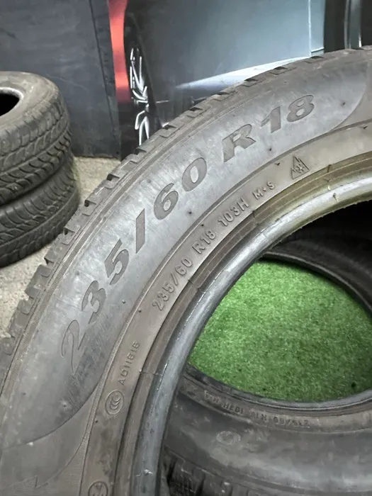 235/60 R18 Pirelli Scorpion 21г пара шин зимних.