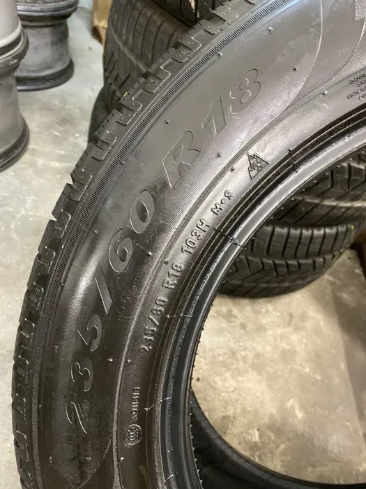 235/60 R18 Pirelli Scorpion 18г , пара шин зимних.