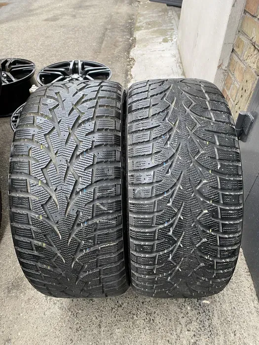 255/40 R19 Toyo 18г пара шин зимних.