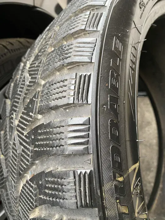 255/40 R19 Toyo 18г пара шин зимних.