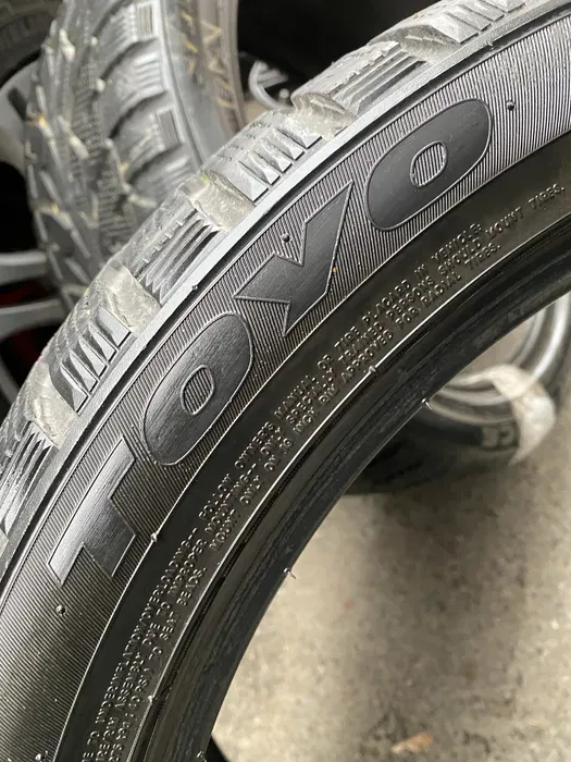 255/40 R19 Toyo 18г пара шин зимних.