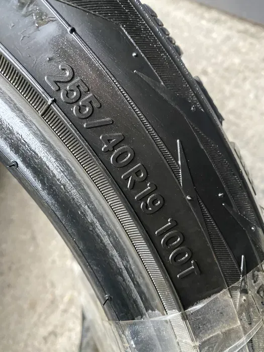 255/40 R19 Toyo 18г пара шин зимних.