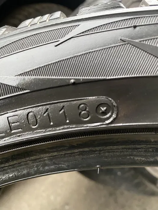 255/40 R19 Toyo 18г пара шин зимних.